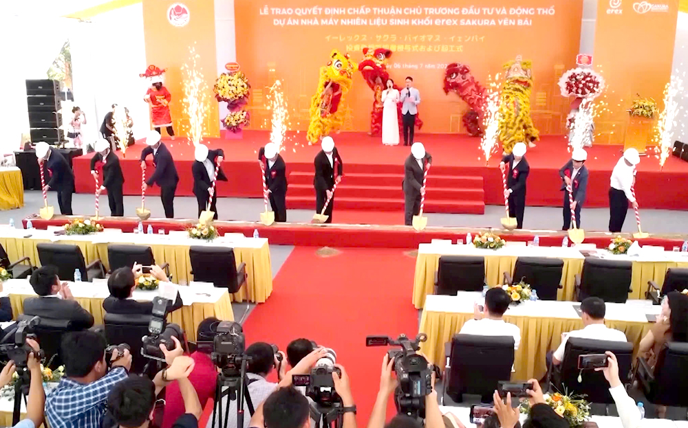 Các đồng chí lãnh đạo tỉnh  thực hiện nghi lễ động thổ Dự án Nhà máy nhiên liệu sinh khối Erex Sakura Yên Bái